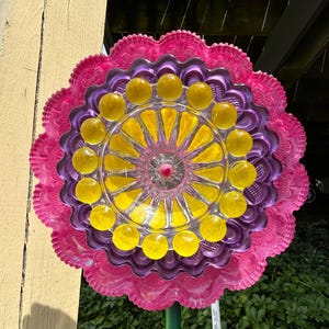 Fiore di vetro per palo da giardino, arte floreale, dipinto a mano, decorazione da giardino per esterni, ornamento da prato, dimensioni 25,4 cm di larghezza x 17,8 cm di altezza. Palo da giardino NON incluso.