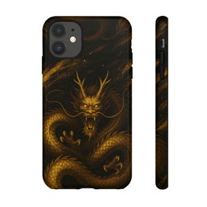 以下が含まれることがあります： 黒い携帯電話ケース。金色のドラゴンのデザイン。 ドラゴンは、詳細な鱗、角、そして暗く星がちりばめられた背景に対して、激しい表情をしています。 ケースの側面にも金色の星のデザインがあります。
