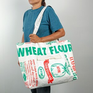 Torba plażowa Upcycled Flour Sack z kieszenią z przodu i ochronną klapą – lekka, miękka i pojemna