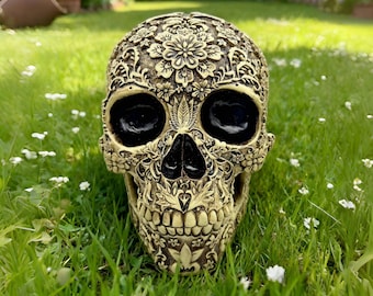 Ingewikkelde bloemenschedelsculptuur – gotisch harsbeeld voor huis en tuin, Halloween en op de Dag van de Doden geïnspireerde decoratie