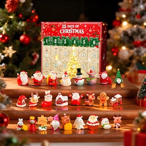 Op de afbeelding: Een kerst adventskalender met 25 deuren, met miniatuurbeeldjes van de kerstman, sneeuwmannen, rendieren en andere feestelijke figuren. De kalender is rood met de tekst "25 Days of Christmas".
