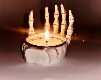Ręcznie robiony świecznik z żywicy w kształcie szkieletu: gotycka dekoracja na Halloween