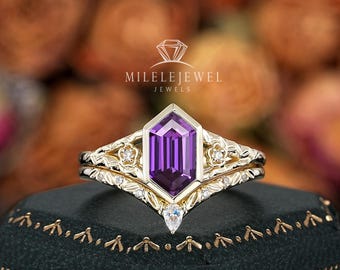 Lange Hexagon lila Saphir Verlobungsring Set, massives Gelbgold, Platin Versprechensring, 24K vergoldete Lünette Einstellung graviertes Blatt