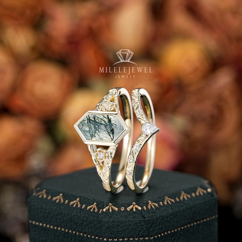 Conjunto de anillo de compromiso vintage hexagonal de ágata musgosa: anillo de promesa de boda con diamante engastado en oro amarillo con bisel completo, hoja grabada, plata chapada en oro de 24 quilates. imagen 1
