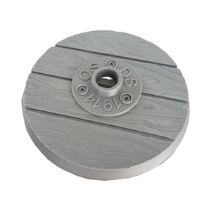 Puede incluir: Base redonda de plástico gris con un patrón de veta de madera y un inserto de metal con el texto "ODS" y "01740".