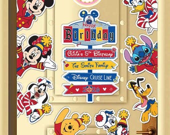 Imán de crucero de cumpleaños de Disney personalizado con todos los personajes, Mickey y sus amigos, Pooh, puerta de camarote de crucero familiar