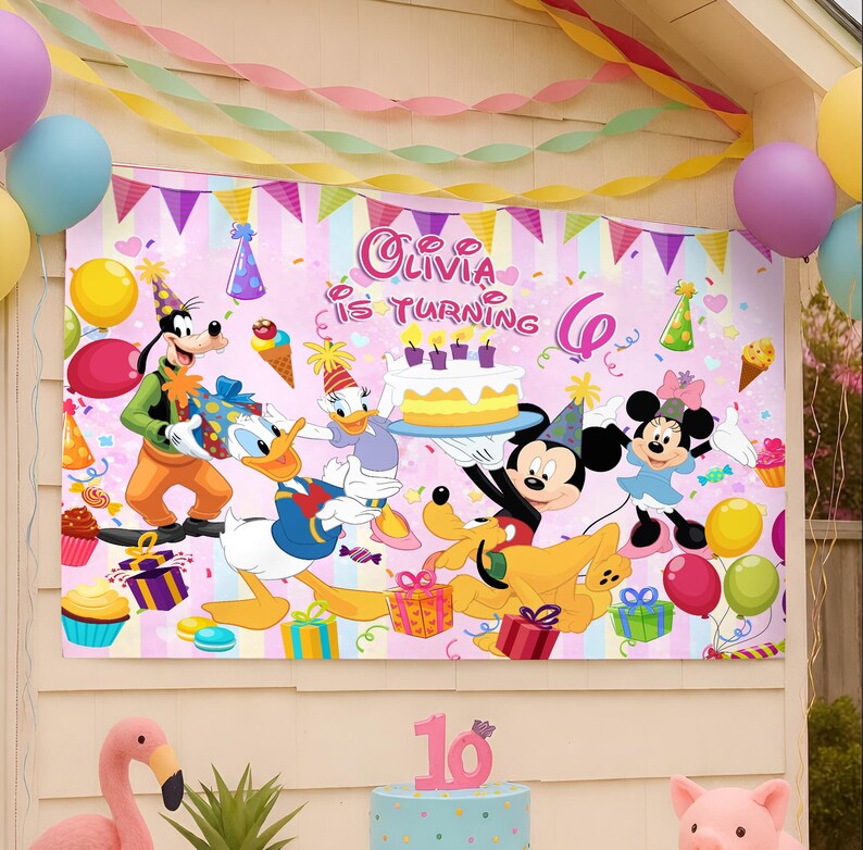 Puede incluir: Una pancarta rosa de cumplea&ntilde;os con los personajes de Disney Mickey Mouse, Minnie Mouse, Donald Duck, Daisy Duck, Goofy y Pluto. La pancarta dice "Olivia cumple 6 a&ntilde;os" con confeti colorido y decoraciones de fiesta. Tambi&eacute;n se ven globos y serpentinas.