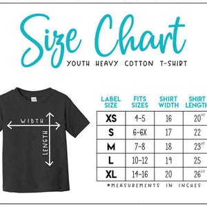 K&ouml;nnte beinhalten: Schwarzes Kinder-T-Shirt aus schwerer Baumwolle mit Gr&ouml;&szlig;entabelle. Die Tabelle zeigt Ma&szlig;e in Zoll f&uuml;r die Gr&ouml;&szlig;en XS bis XL, einschlie&szlig;lich Breite und L&auml;nge. Der Text "Size Chart" ist t&uuml;rkis.