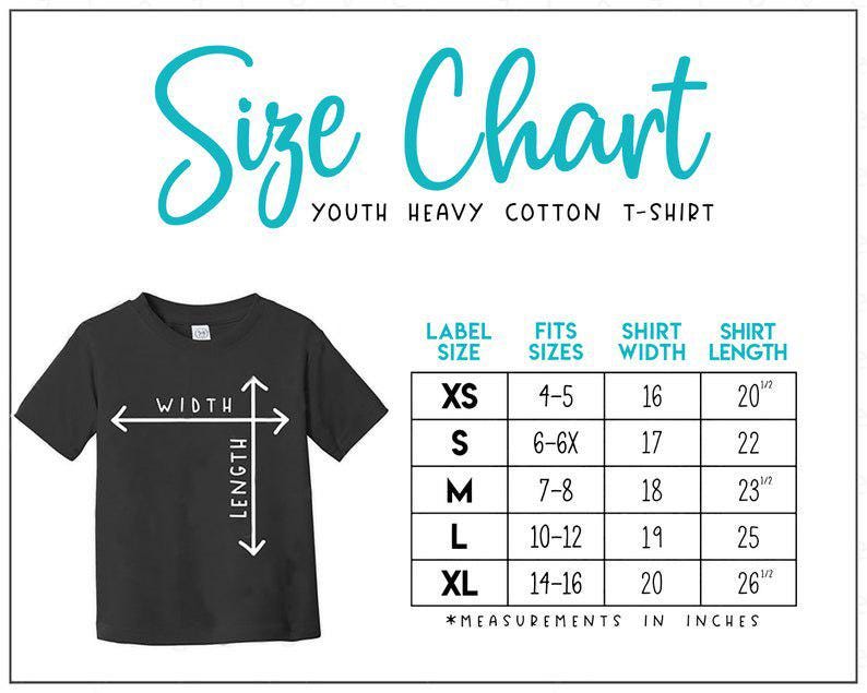 K&ouml;nnte beinhalten: Schwarzes Kinder-T-Shirt aus schwerer Baumwolle mit Gr&ouml;&szlig;entabelle. Die Tabelle zeigt Ma&szlig;e in Zoll f&uuml;r die Gr&ouml;&szlig;en XS bis XL, einschlie&szlig;lich Breite und L&auml;nge. Der Text "Size Chart" ist t&uuml;rkis.