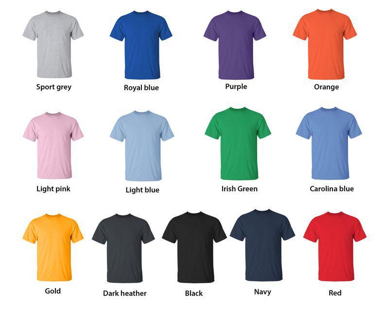 Op de afbeelding: Een verzameling t-shirts met korte mouwen in verschillende kleuren, waaronder sportgrijs, koningsblauw, paars en oranje. Andere kleuren zijn lichtroze, lichtblauw, Iers groen, Carolina blauw, goud, donkergrijs, zwart, marineblauw en rood.