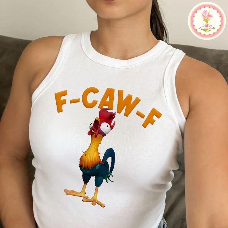 以下が含まれることがあります： オレンジ色の文字で「F-CAW-F」と書かれた白いタンクトップ。赤い鶏冠、黄色の首、青い羽を持つ漫画のオンドリが描かれています。オンドリは口を開けたコミカルなポーズをとっています。