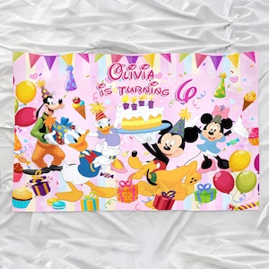 Puede incluir: Una pancarta rosa de cumplea&ntilde;os con los personajes de Disney Mickey Mouse, Minnie Mouse, Donald Duck, Goofy y Pluto. La pancarta dice "Olivia cumple 6" con coloridas decoraciones de fiesta.