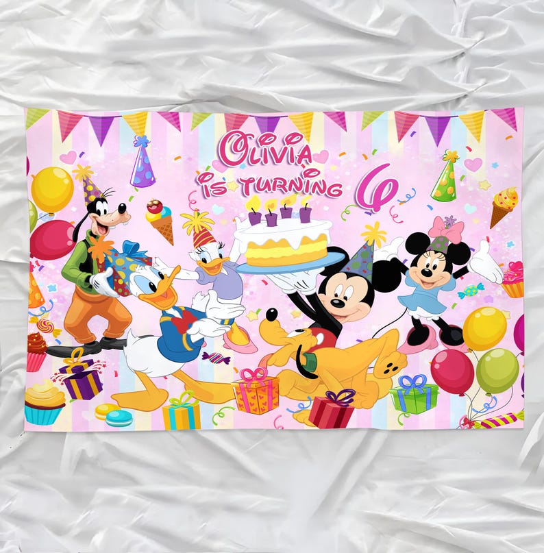 Puede incluir: Una pancarta rosa de cumplea&ntilde;os con los personajes de Disney Mickey Mouse, Minnie Mouse, Donald Duck, Goofy y Pluto. La pancarta dice "Olivia cumple 6" con coloridas decoraciones de fiesta.