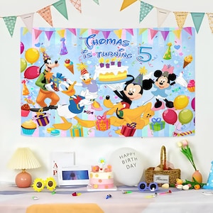 Puede incluir: Un colorido cartel de cumplea&ntilde;os con Mickey Mouse, Minnie Mouse, Donald, Goofy y Pluto. El cartel dice "Thomas cumple 5 a&ntilde;os" sobre un fondo azul claro, con globos y regalos.