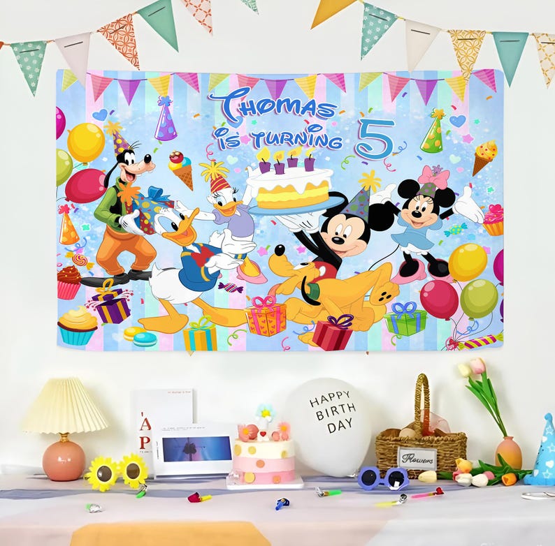 Puede incluir: Un colorido cartel de cumplea&ntilde;os con Mickey Mouse, Minnie Mouse, Donald, Goofy y Pluto. El cartel dice "Thomas cumple 5 a&ntilde;os" sobre un fondo azul claro, con globos y regalos.