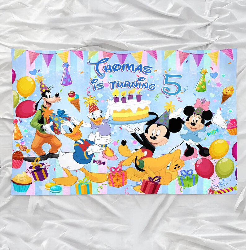 Puede incluir: Una colorida pancarta de cumplea&ntilde;os con Mickey Mouse, Minnie Mouse, Donald Duck, Goofy y Pluto. La pancarta dice "Thomas cumple 5 a&ntilde;os" con un pastel y globos. El fondo es azul claro con rayas verticales y confeti.