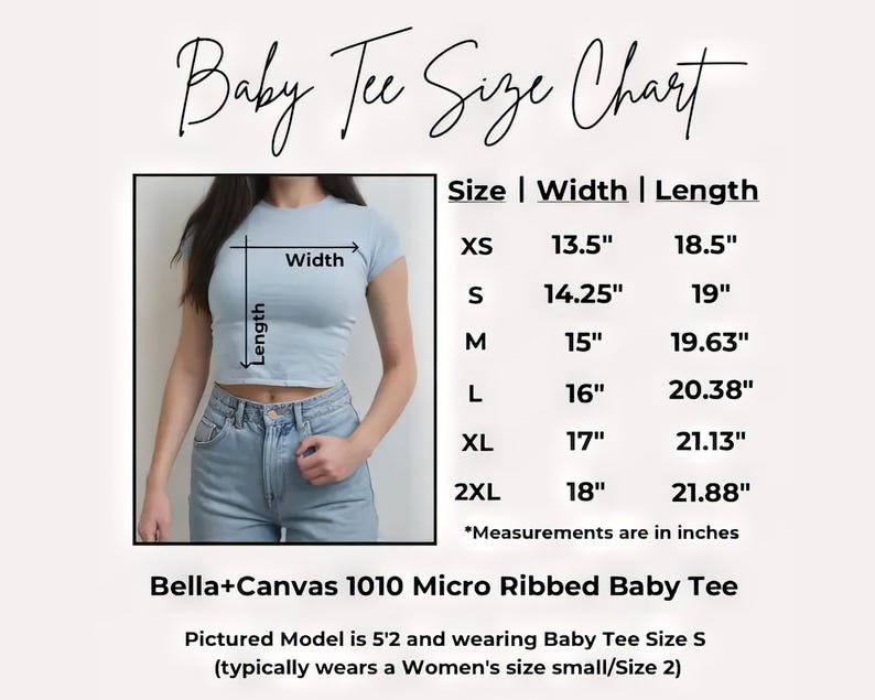 K&ouml;nnte beinhalten: Gr&ouml;&szlig;entabelle f&uuml;r Baby-T-Shirts mit Ma&szlig;en in Zoll. Die Tabelle enth&auml;lt die Gr&ouml;&szlig;en XS bis 2XL mit Breiten- und L&auml;ngenma&szlig;en. Ein Model tr&auml;gt ein hellblaues Baby-T-Shirt. Der Text "Baby Tee Size Chart" steht oben.