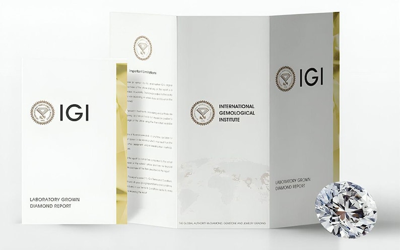 K&ouml;nnte beinhalten: Ein facettierter Diamant neben einer wei&szlig;en Brosch&uuml;re und einem gefalteten Bericht. Die Brosch&uuml;re und der Bericht zeigen das IGI-Logo und Text, darunter "Laboratory Grown Diamond Report" und "International Gemological Institute."