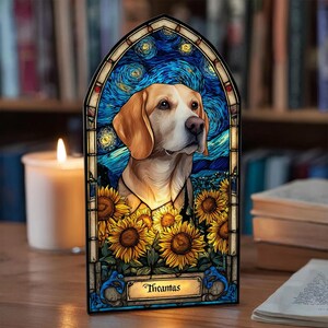 Può includere: Pannello decorativo in stile vetrata con un ritratto di cane su uno sfondo di cielo stellato e girasoli. Il cane ha il pelo marrone e bianco. Il nome "Thomas" è visualizzato su una targa. Il pannello è illuminato.