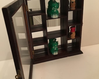 Vintage miniatuur houten spiegelkast 13 x 11 x 2,8". Staat is "gebruikt"/wandkast met spiegels erin