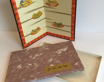 Vintage gevouwen Aziatisch scherm/ Chinees papierdoek in doos/ 10,2" x 13" x 13" breed