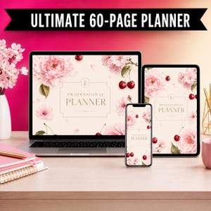 Op de afbeelding: Een laptop, tablet en smartphone tonen een bloemenontwerp met de tekst "PROFESSIONAL PLANNER". De schermen tonen roze bloemen en kersen. De tekst "ULTIMATE 60-PAGE PLANNER" staat boven de apparaten.