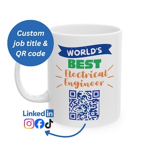 Könnte beinhalten: Weiße Keramiktasse mit dem Text "WORLD'S BEST Electrical Engineer" in Grün und Orange. Unter dem Text befindet sich ein blauer QR-Code. Ein blauer Kreis links sagt "Custom job title & QR code". Social-Media-Symbole unten.