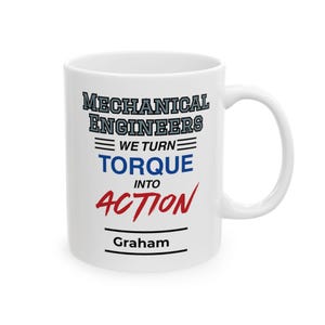Puede incluir: Taza de cerámica blanca con el texto "MECHANICAL ENGINEERS WE TURN TORQUE INTO ACTION" en negro, azul y rojo. El nombre "Graham" está impreso debajo. La taza tiene un asa blanca.