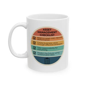 Peut inclure: Mug en céramique blanche avec un graphique coloré indiquant "ASSET MANAGEMENT CHECKLIST". La liste de contrôle comprend des points sur l'équilibre des coûts des actifs, la création de valeur commerciale et la responsabilité.