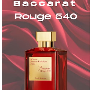 Puede incluir: Un frasco de perfume rojo con tapón y etiqueta dorados. La etiqueta dice "Baccarat Rouge 540" y "Maison Francis Kurkdjian Paris". El fondo es un diseño rojo texturizado. El texto en la parte superior dice "Baccarat Rouge 540".