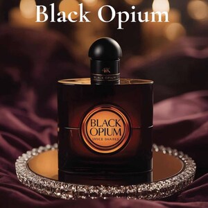 Puede incluir: Un frasco de perfume marrón oscuro con una tapa negra, etiquetado como "Black Opium" y "4K". El frasco se encuentra sobre una bandeja de espejo decorativa. La imagen incluye el texto "50 canciones para noches que perduran mucho después de que la música termina".