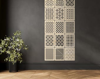 Puede incluir: Un conjunto de doce paneles decorativos de pared con intrincados patrones geométricos. Los paneles están dispuestos verticalmente contra una pared gris oscuro, con un suelo de madera clara en primer plano. Los patrones incluyen círculos, líneas y diseños florales.