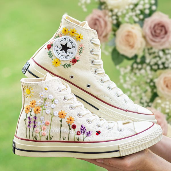 Wildblumen Garten Hochzeit Beige | Handbestickte Boho Braut Sneakers | Personalisierte Blumenwiese Schuhe für Braut