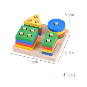 Op de afbeelding: Een houten vormsorteerspeelgoed met een licht houten basis. Het speelgoed heeft een driehoek, vierkant, rechthoek en cirkel vorm, elk met houten pinnen. De vormen zijn geschilderd in heldere kleuren, waaronder geel, groen, rood en blauw. De basis meet 11,5 cm x 11,5 cm.