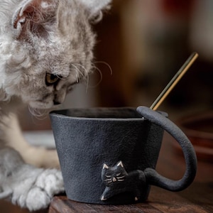 Handgemaakte zwarte kat mokset, aardewerk keramische latte beker, aardewerk in Japanse stijl, donkere Cottagecore-theekop, spooky mand cadeau voor hem