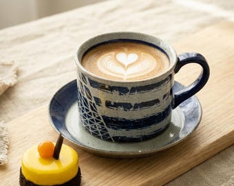 Keramische latte kop en schotel Wabi Sabi, cappuccinomok met brede opening voor barista, mediterraan koffiekopje van steengoed