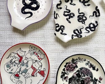 Keramische lepelsteun voor kookplaat, unieke handgeschilderde keramische schotel, Gothic Witchy Dark Cottagecore-aardewerk, cadeau voor vriend-moeder