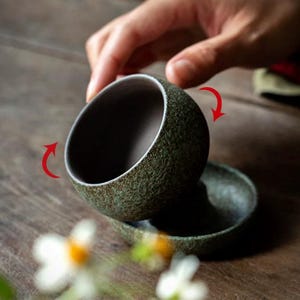 Snurrande latte-mugg och fatset, rund cappuccino-mugg, naturinspirerad rustik glasyr, barista latte-konstgåva