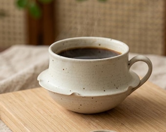 Handgemachte Keramik 13 Unzen weiße Tasse: Rustikale gesprenkelte Steingut Kaffeetasse, Bauernhaus Küche Dekor