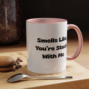 Taza de amor divertida con frase "Huele a que estás pegado a mí", bonito regalo sarcástico para novio, novia, esposo, esposa o aniversario.