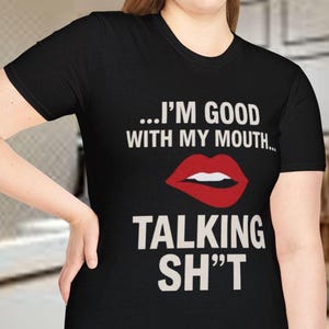 Lustiges Unisex-T-Shirt, Baumwoll-Grafik-T-Shirt mit humorvollem Zitat &quot;...I&#39;m Good with My Mouth Talking Sh*t&quot;, lässiges Geschenk-Shirt, lustiges Zitat-T-Shirt