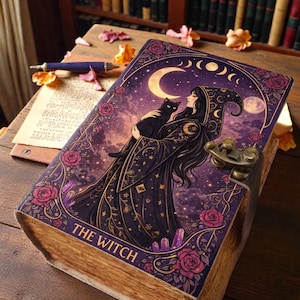 Puede incluir: Un libro decorativo con una cubierta morada que presenta a una bruja sosteniendo un gato negro bajo una luna creciente y estrellas. La cubierta está adornada con rosas y cristales. El título "THE WITCH" se muestra en la parte inferior. El libro tiene un cierre de metal.