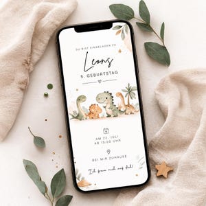 May include: A smartphone displaying a digital birthday invitation for Leons 5. Geburtstag. The screen features watercolor illustrations of four dinosaurs, palm trees, and stars. Text includes date details: AM 22. JULI AB 15:00 UHR, location: BEI MIR ZUHAUSE, and the phrase Ich freue mich auf dich!