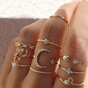 女性用ゴールドリング10個セット - パールとクリスタルのアクセントが付いた上品な調節可能なファッションリング - ボヘミアンシックな重ね付けジュエリーギフトセット