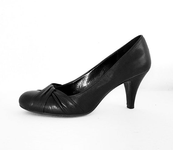 black rounded toe pumps