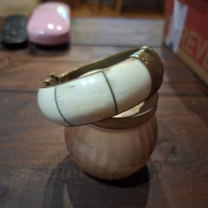 Brazalete rígido vintage de hueso y latón – Brazalete étnico articulado, detalle grabado