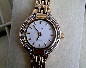 TCM 96677 dames quartz dresswatch – goudkleurig met kristallen accenten