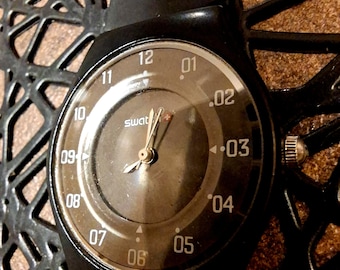Vintage Swatch, schwarze minimalistische Uhr - Schweizer Quarz Edelstahlboden - moderne Unisex Swatch-Armbanduhr