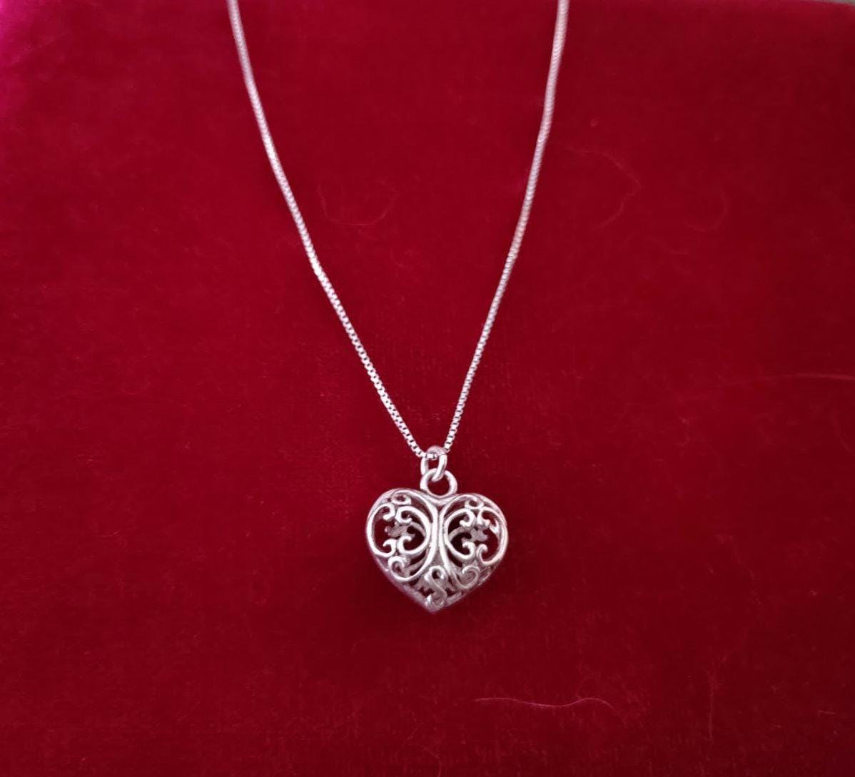 Delicata collana in argento con ciondolo a forma di cuore in
