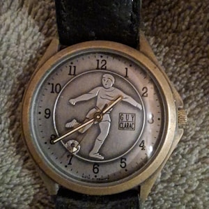Reloj vintage de futbolista Guy Clarac: esfera excepcional con temática futbolística y balón en movimiento. Reloj de pulsera analógico coleccionable para hombre. Regalo para tu novio.